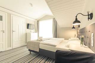 Отели типа «постель и завтрак» Villa Astra Baltica Мендзыздрое Семейный люкс с 2 спальнями и балконом-1